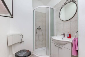 Shower, hair dryer, towels - Clock Tower apartment (Split)