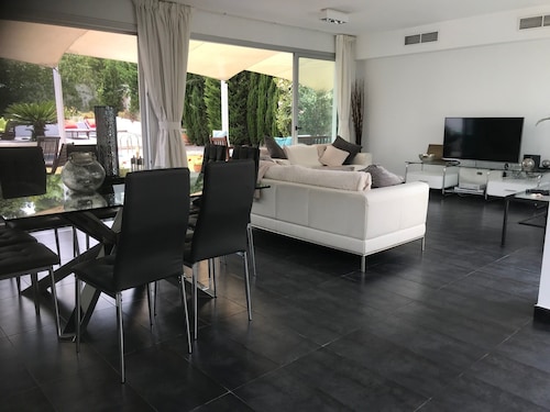 Modern Villa, GreatLocation 100m to Sea/Beach,  Private Pool+Garden, WIFI