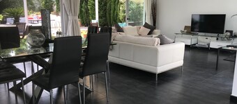 Modern Villa, GreatLocation 100m to Sea/Beach,  Private Pool+Garden, WIFI