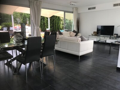 Modern Villa, GreatLocation 100m to Sea/Beach,  Private Pool+Garden, WIFI