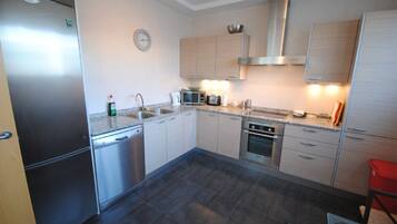 Een koelkast, een magnetron, een oven, een kookplaat