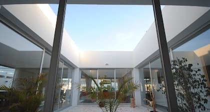 Modern Villa, GreatLocation 100m to Sea/Beach, Private Pool+Garden, WIFI