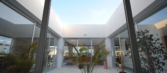 Modern Villa, GreatLocation 100m to Sea/Beach, Private Pool+Garden, WIFI