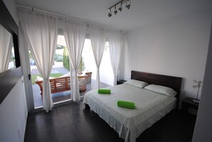 4 bedrooms, iron/ironing board, WiFi, bed sheets - Modern Villa, GreatLocation 100m to Sea/Beach,  Private Pool+Garden, WIFI (Port Des Torrent)