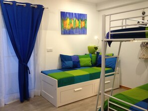2 chambres, fer et planche à repasser, lit de bébé portatif