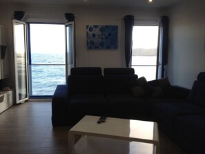 Smart TV, libros, biblioteca musical y estéreo 