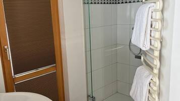 Combined shower/tub, hair dryer, towels