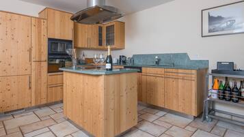 Réfrigérateur, un four, surface de cuisson, lave-vaisselle