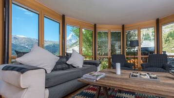 Téléviseur, livres, chaîne audio