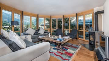 Téléviseur, livres, chaîne audio