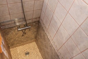 تجهيزات دش، مجففات شعر، مناشف، صابون