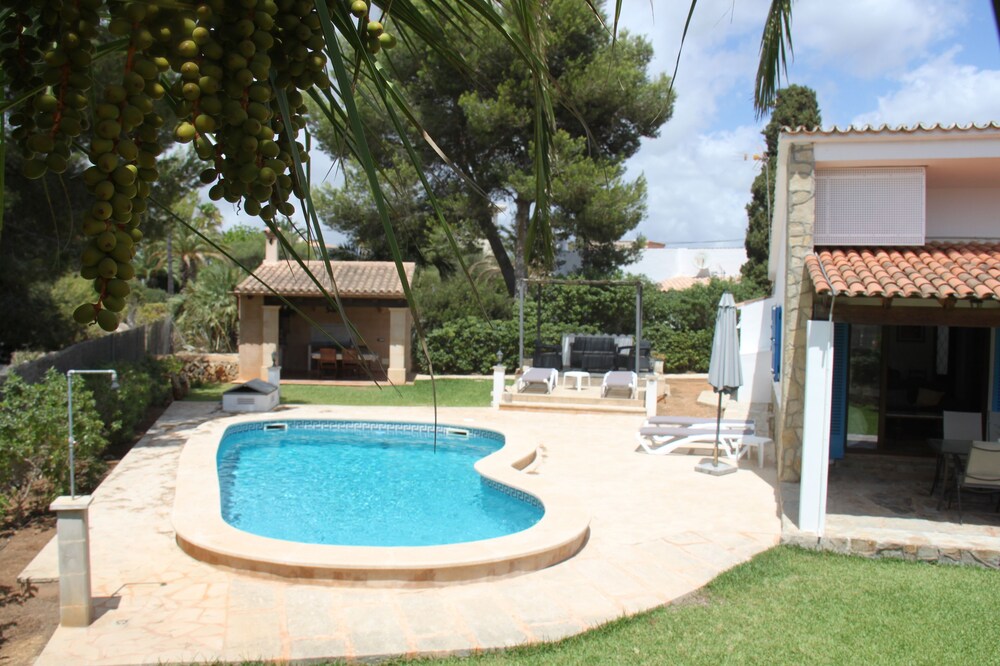 Villa-Chalet with private pool, POOLSIDE BARBECUE