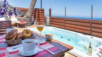 Een binnenzwembad en een verwarmd zwembad