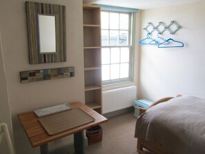 3 bedrooms, iron/ironing board, WiFi, bed sheets - Beautifully renovated cosy house in the historic market town of Totnes, S Devon (Totnes)