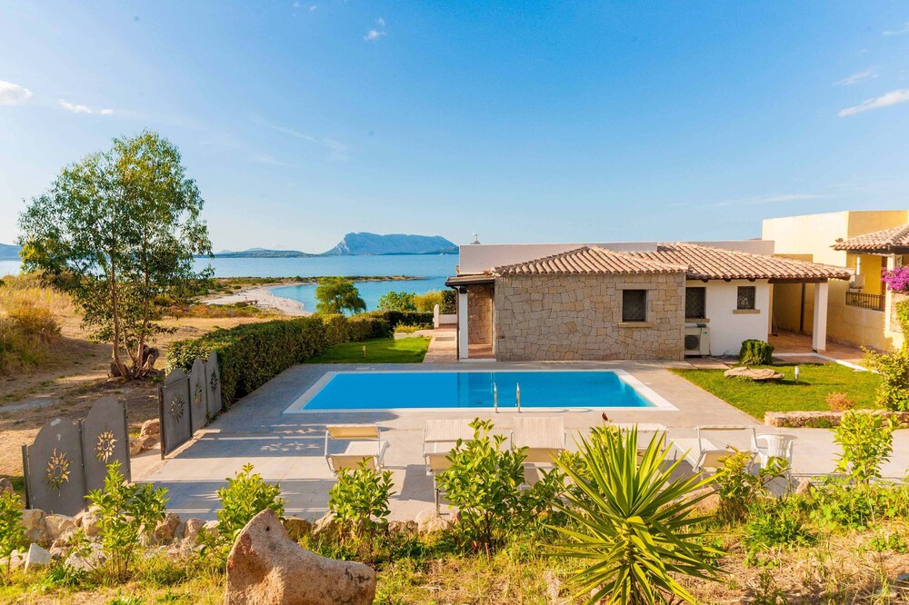 San Teodoro: Villa with swimming pool, just 100 meters from the sea,