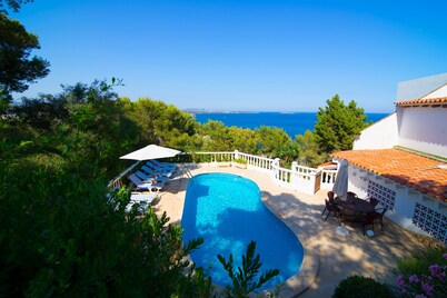 Spacious villa with amazing sea views . 150 meters from the beach