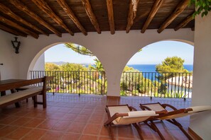 Property grounds - Spacious villa with amazing sea views . 150 meters from the beach (Ibiza)