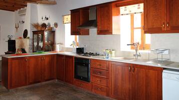 Jääkaappi, mikroaaltouuni, uuni, astianpesukone