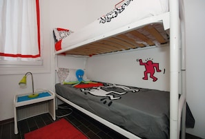 3 habitaciones, tabla de planchar con plancha, cuna de viaje y wifi