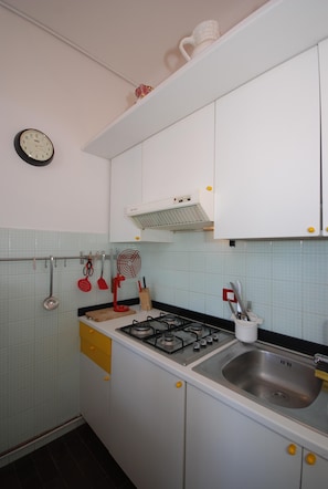 Refrigerador, microondas, parrilla de estufa y cafetera y tetera