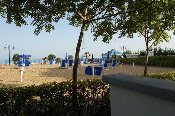 Property grounds - Jesolo Lido [Venice] - 80 sqm - Amazing three bedrooms seafront apartment  (Jesolo Lido)