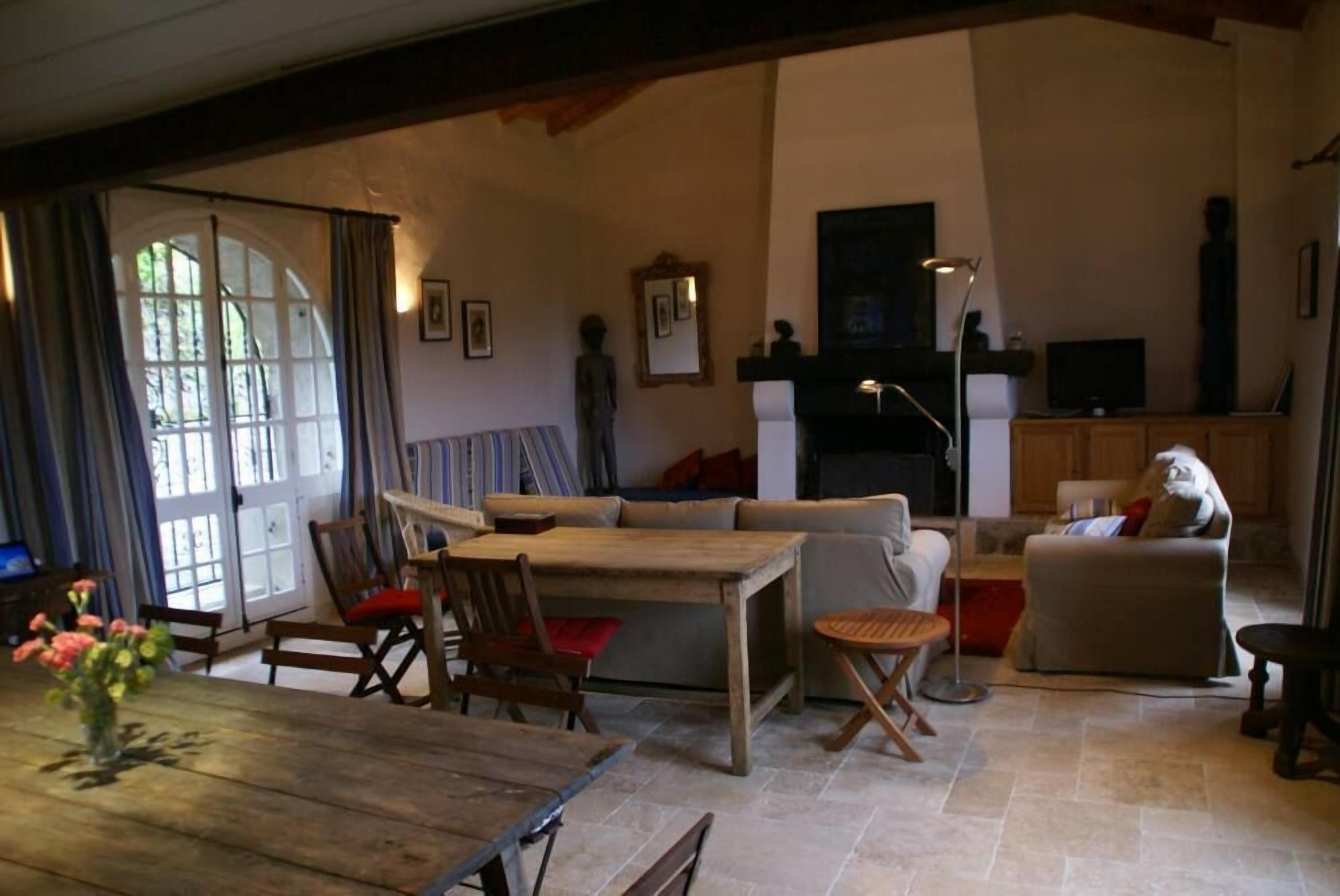 TV, fireplace, DVD player, books