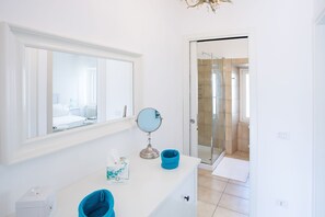 Shower, hair dryer, bidet, towels - VECCHIA LUNA APARTMENT, LENNO (Lenno)