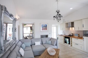 TV, DVD-spiller og stereoanlegg