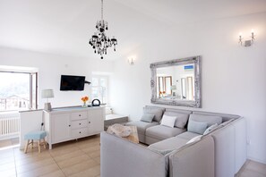 TV, DVD player, stereo - VECCHIA LUNA APARTMENT, LENNO (Lenno)