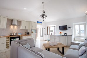 TV, DVD player, stereo - VECCHIA LUNA APARTMENT, LENNO (Lenno)