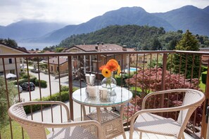 Outdoor dining - VECCHIA LUNA APARTMENT, LENNO (Lenno)