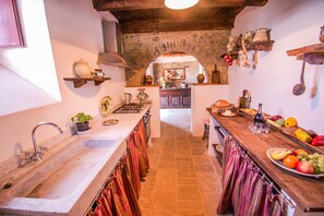 Fridge, microwave, oven, stovetop - Manor with private pool and fenced garden 8 kms from Castelnuovo di Garfagnana (Sillicano)