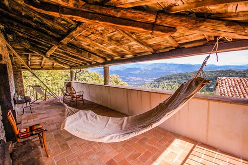 Manor with private pool and fenced garden 8 kms from Castelnuovo di Garfagnana