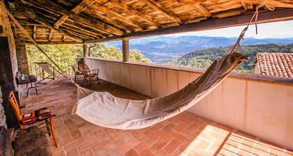 Manor with private pool and fenced garden 8 kms from Castelnuovo di Garfagnana