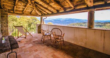 Manor with private pool and fenced garden 8 kms from Castelnuovo di Garfagnana