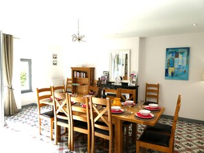 Dining - Spacious Wine Country House.Shops & Restaurants 5 mins Walk. Heated Private Pool (Ginestas)