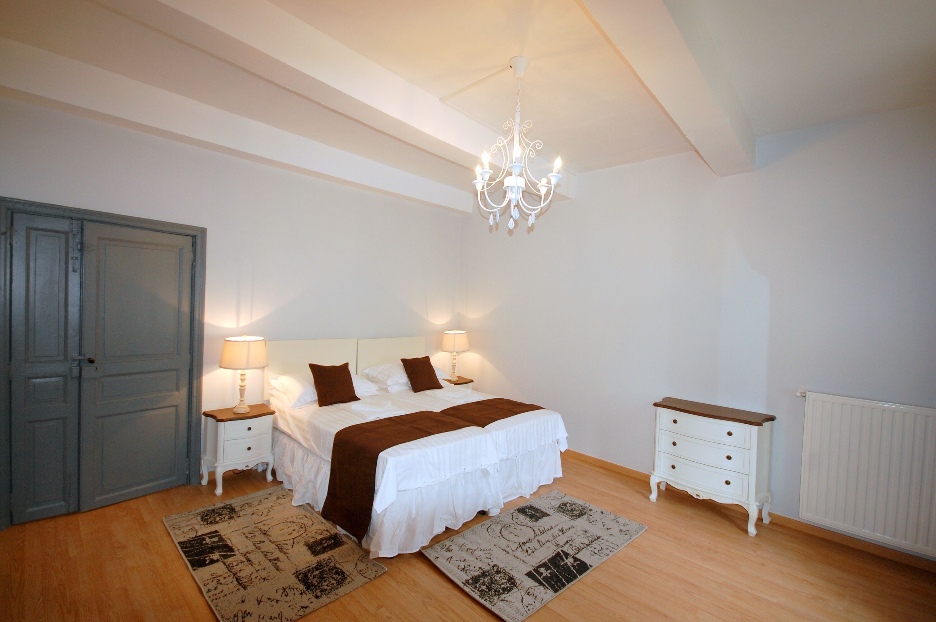 6 slaapkamers, een bureau, een strijkplank/strijkijzer, reisbedje