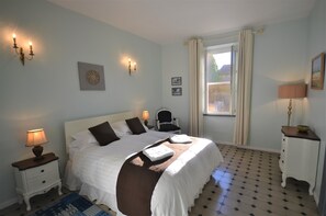 6 soveværelser, skrivebord, strygejern/strygebræt, weekendseng