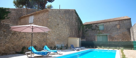 Una piscina al aire libre, una piscina climatizada