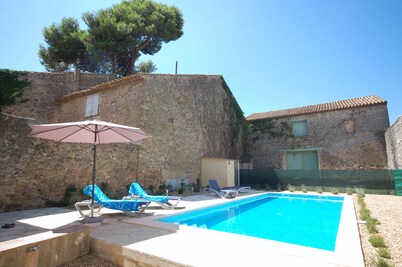 Spacious Wine Country House.Shops & Restaurants 5 mins Walk. Heated Private Pool