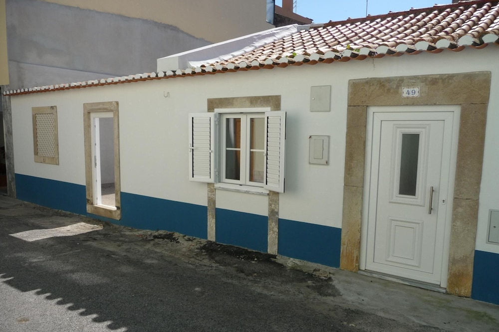 Small and lovelly villa, in the center of Peniche, in a quiet area, for 5 people
