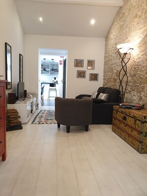 TV, stereo - Small and lovelly villa, in the center of Peniche, in a quiet zone, for 5 persons (Peniche)