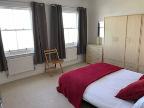 3 chambres, fer et planche à repasser, Wi-Fi, draps fournis