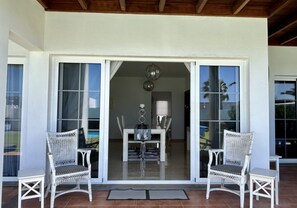Outdoor dining - Beautiful 5 bedroom 4 bathroom villa. Newly decorated. Sleeps from 2-12 people

 (Playa Blanca)