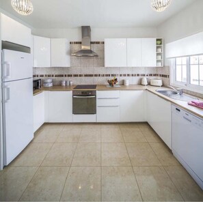 Fridge, microwave, oven, stovetop - Beautiful 5 bedroom 4 bathroom villa. Newly decorated. Sleeps from 2-12 people

 (Playa Blanca)