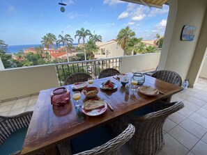 Outdoor dining - SPACIOUS APARTMENT WITH 2 BEDROOMS, SEA AND POOL ON PROTECTED RESORT (Willemstad)