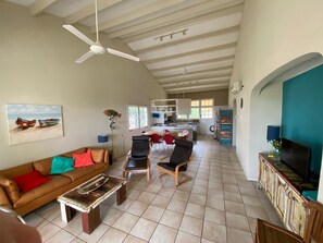 TV, books - SPACIOUS APARTMENT WITH 2 BEDROOMS, SEA AND POOL ON PROTECTED RESORT (Willemstad)