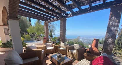 Spectaculaire villa privée avec grande piscine, vue imprenable sur la mer et la montagne. Wifi