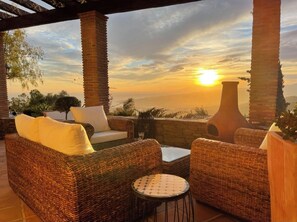 Terrace/patio - Spectacular private villa with large pool, stunning sea and mountain views. wifi (Sayalonga)