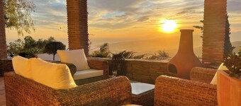 Spectaculaire villa privée avec grande piscine, vue imprenable sur la mer et la montagne. Wifi